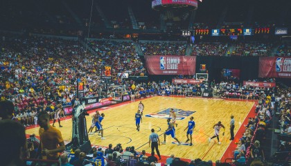 专业体育直播-逆境突围：遭遇伤病潮的球队如何坚韧拼搏？，逆境突袭的意思