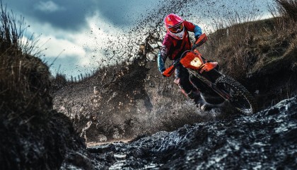 官网-特色沙滩瑜伽静修，身心放松的海边之旅，海边练瑜伽的那个人是谁